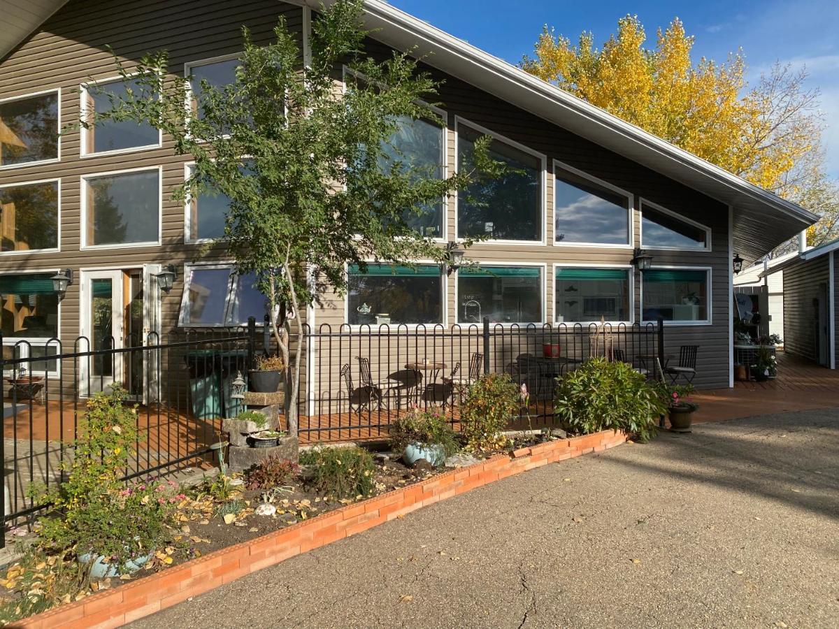 Rolling Hills Country Resort Bed And Breakfast Three Hills Exterior photo